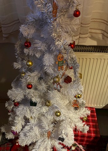 Beyaz Yeni Yıl Ağacı Süsleriyle - Görsel 2