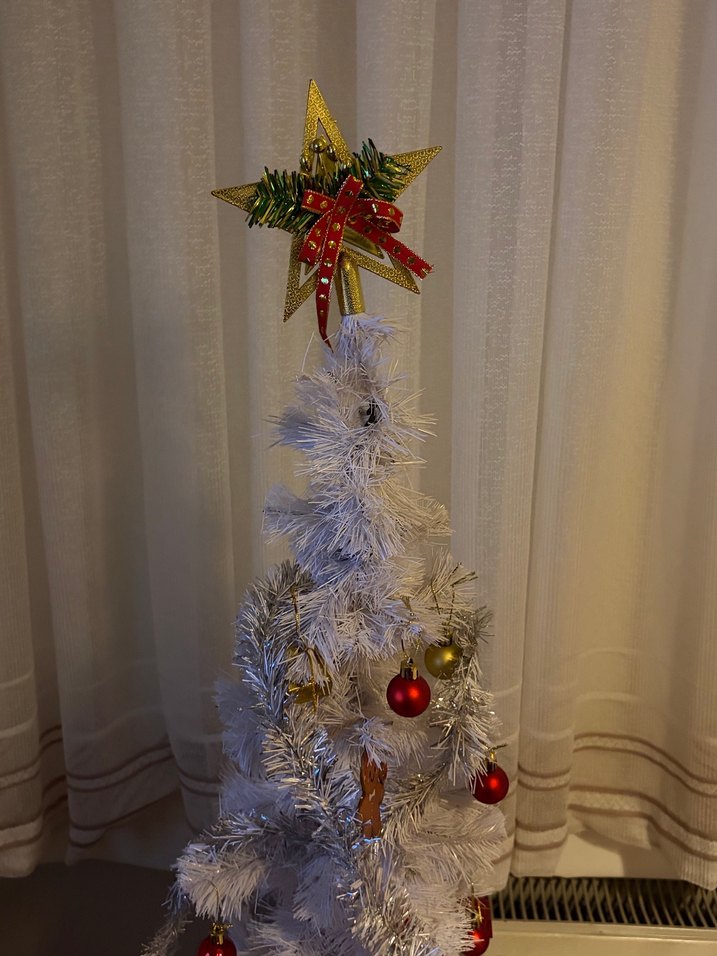 Beyaz Yeni Yıl Ağacı Süsleriyle - Görsel 3