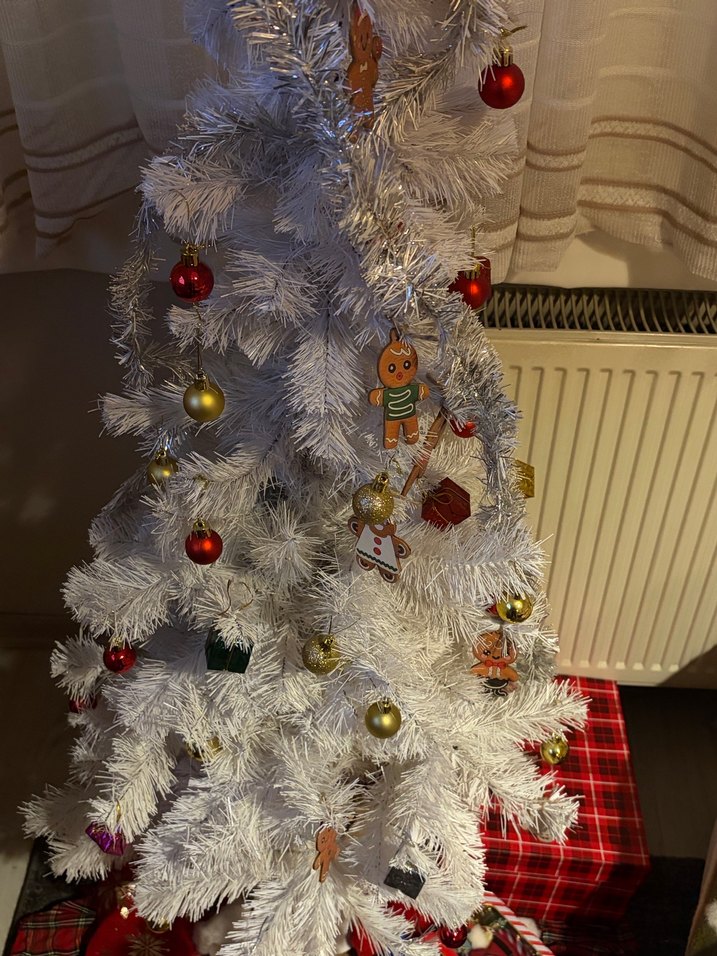 Beyaz Yeni Yıl Ağacı Süsleriyle - Görsel 2