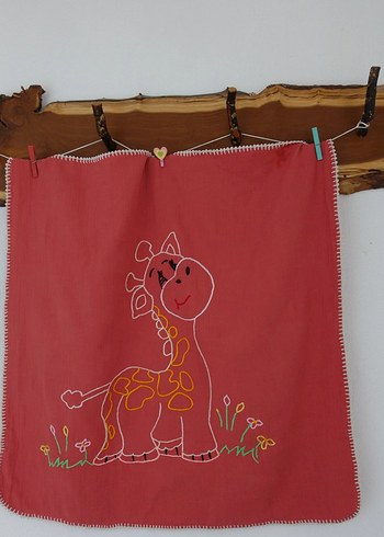 Muslin kumaştan el işlemesi Kırmızı Çocuk Battaniyesi - Görsel 2