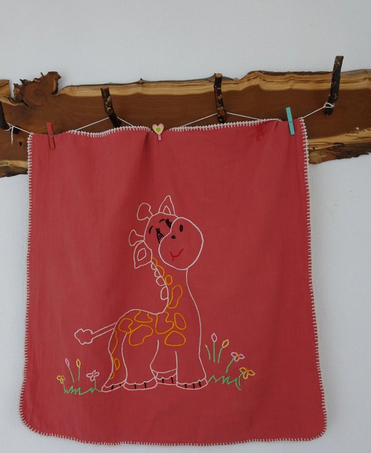 Muslin kumaştan el işlemesi Kırmızı Çocuk Battaniyesi - Görsel 2