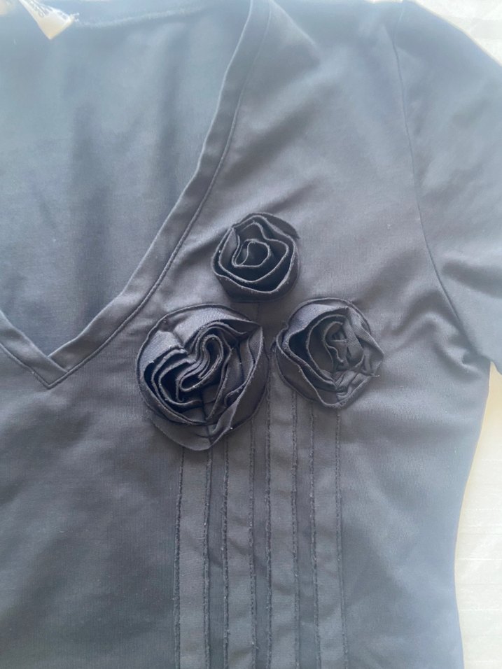 Siyah V Yaka Kısa Kollu Fırfırlı Bluz - Görsel 2