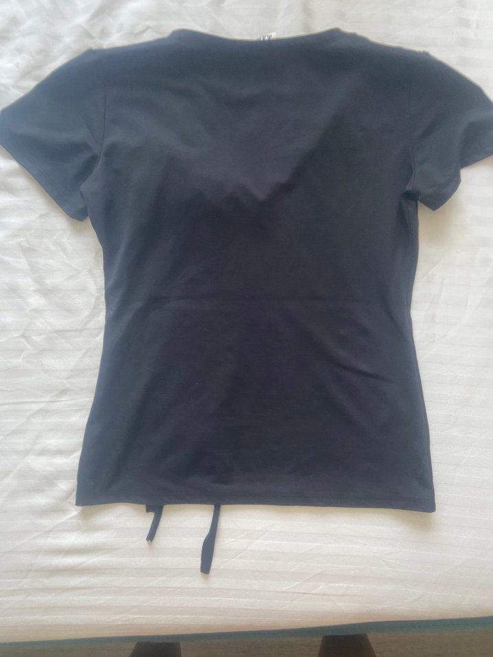 Siyah V Yaka Kısa Kollu Fırfırlı Bluz - Görsel 4