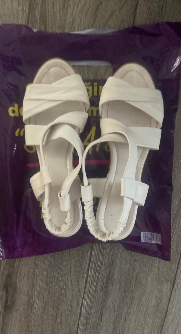 Deri Beyaz Dolgu Topuklu Kadın Sandalet - Görsel 4