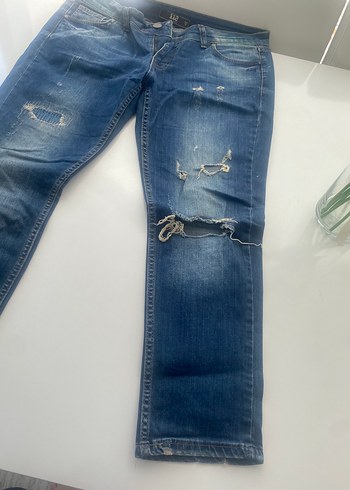 31 Beden Kadın Mavi Yırtık Paçalı Bol Kesim Kot Pantolon