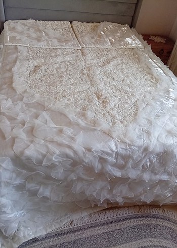 İşlemeli Beyaz Yatak Örtüsü - Görsel 2