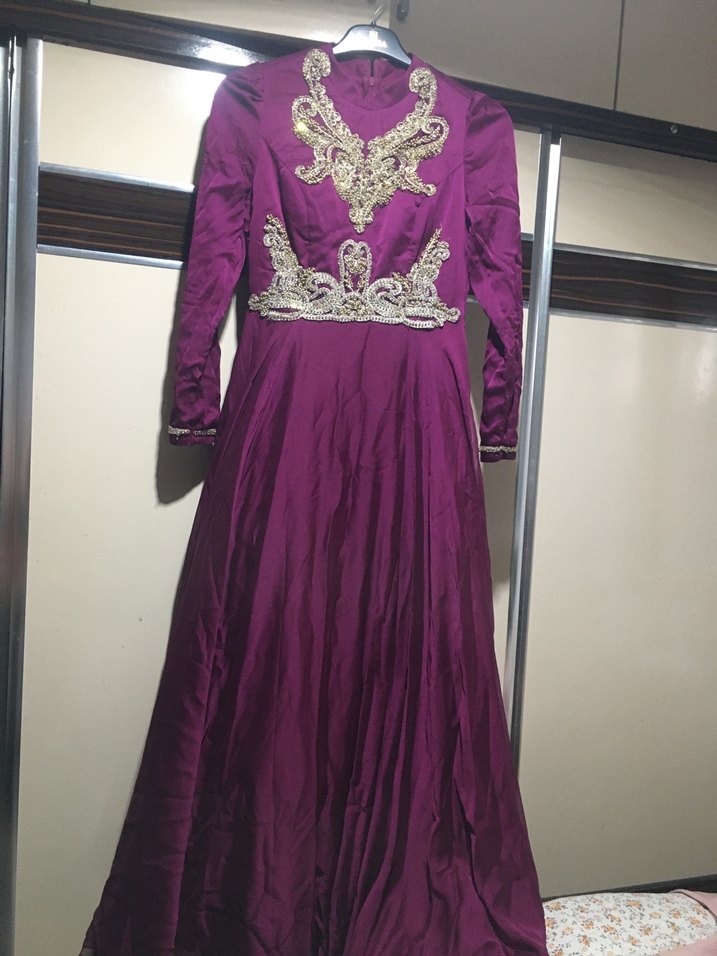 Uzun Kollu İşlemeli Mor Uzun Abiye - Görsel 2