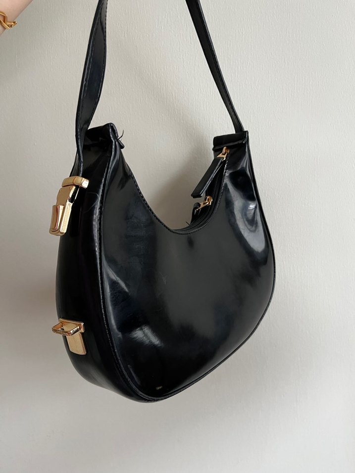 Parlak Siyah Deri Tokalı Kadın Çanta - Görsel 2