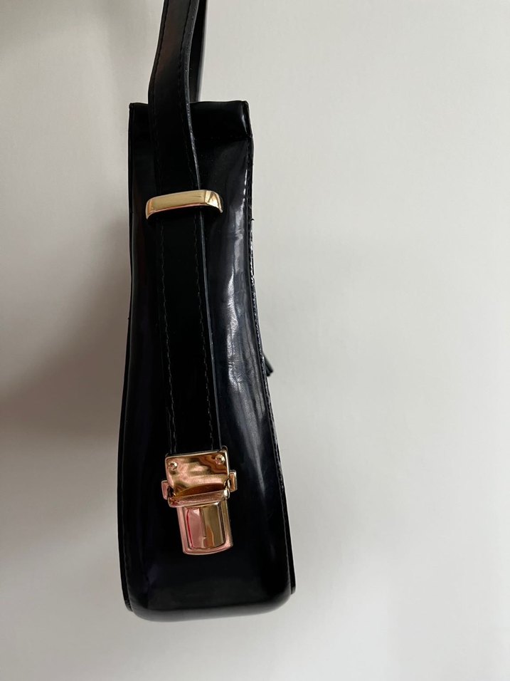 Parlak Siyah Deri Tokalı Kadın Çanta - Görsel 5