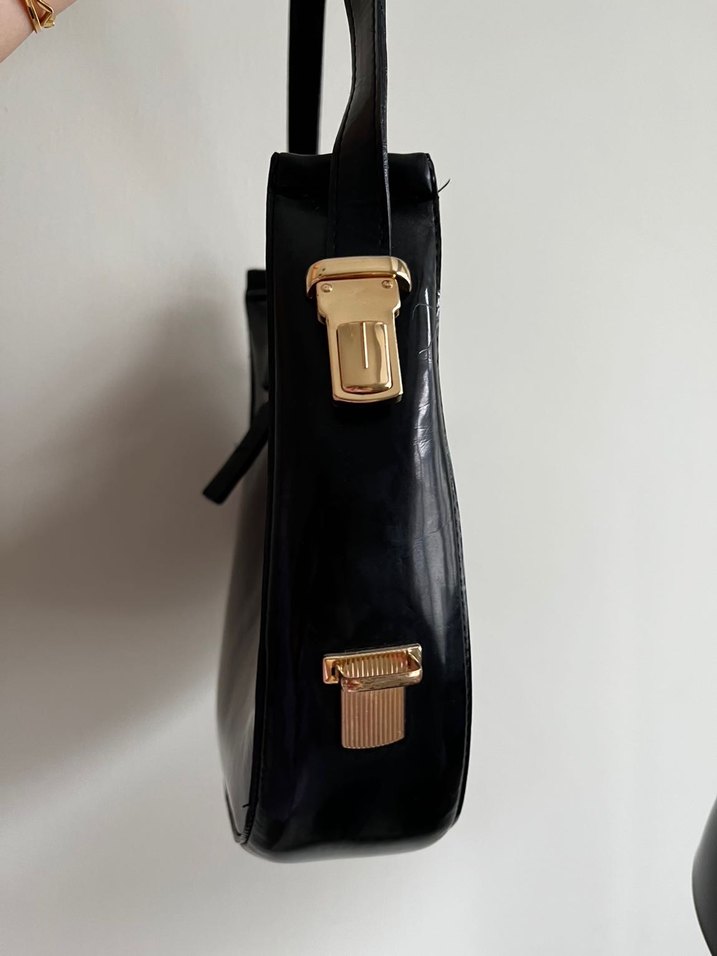 Parlak Siyah Deri Tokalı Kadın Çanta - Görsel 4