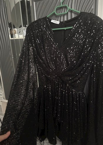 Parlak Siyah Uzun Kollu V Yaka Abiye Elbise - Görsel 3