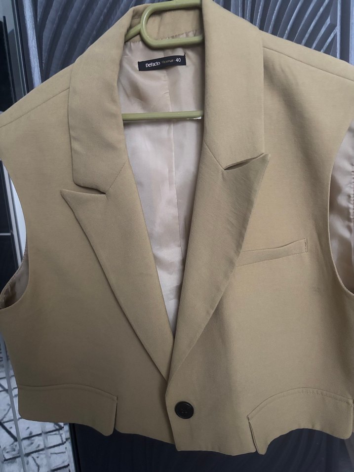 Bej Düğmeli Kolsuz Midi Blazer - Görsel 3