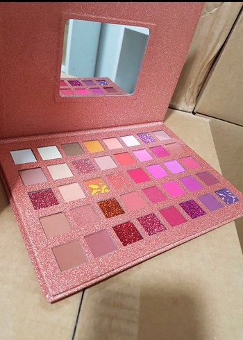 Pembe Tonlarda Işıltılı Far Paleti
