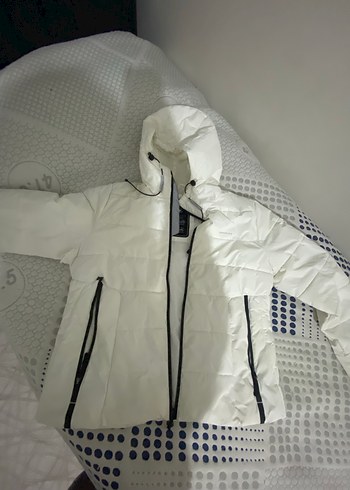 Beyaz Kapüşonlu Uzun Kollu Kışlık Kadın Mont - Görsel 4