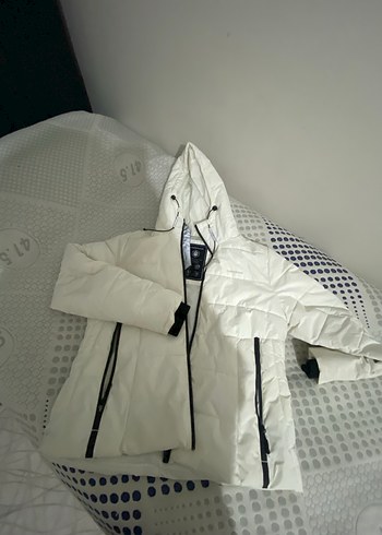 Beyaz Kapüşonlu Uzun Kollu Kışlık Kadın Mont - Görsel 3