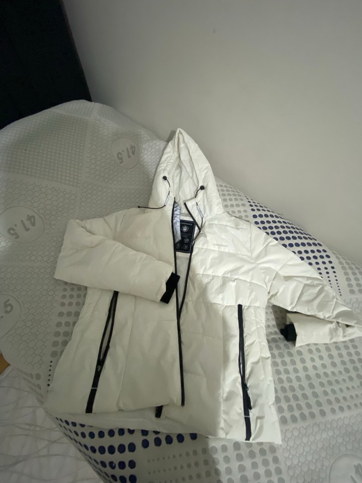 Beyaz Kapüşonlu Uzun Kollu Kışlık Kadın Mont - Görsel 3