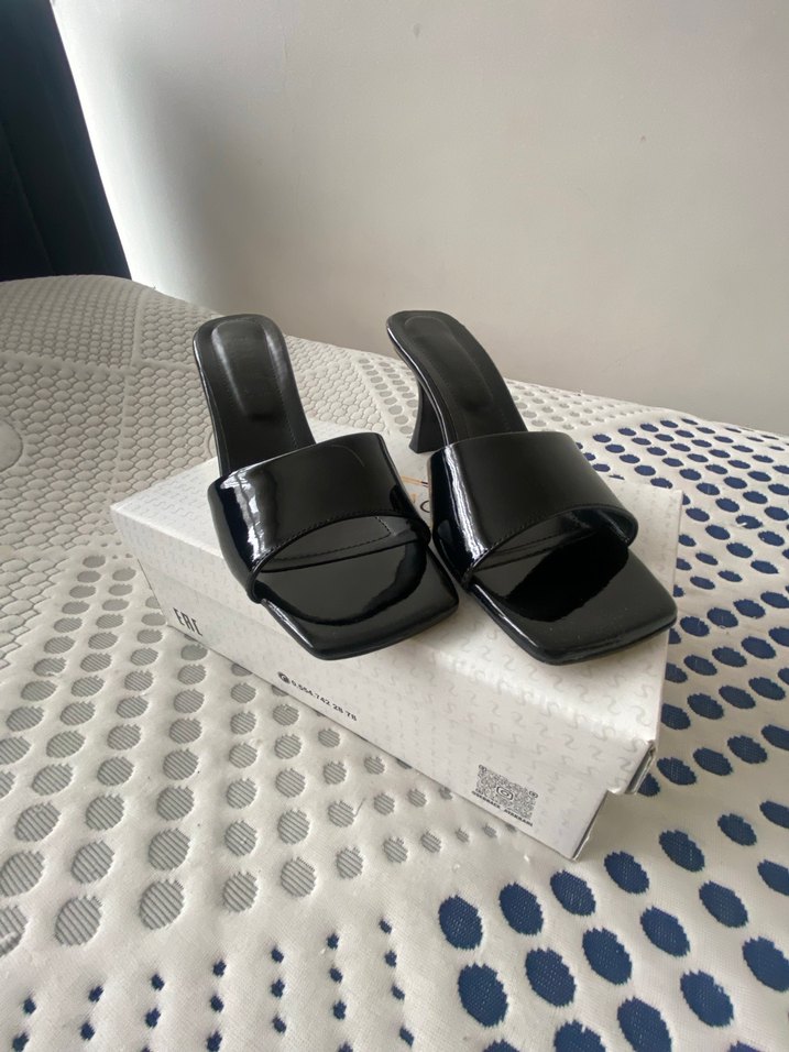 Siyah Rugan Topuklu Kadın Terlik - Görsel 3