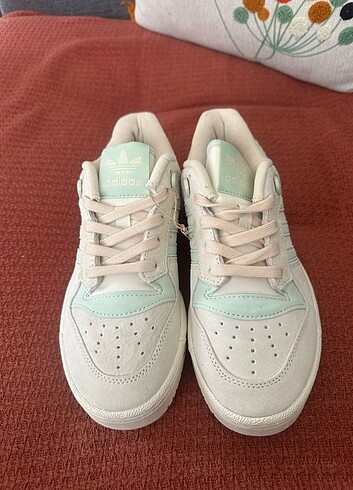37,5 Beden beyaz Renk Adidas