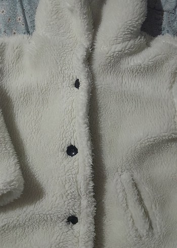 Düğmeli Beyaz peluş mont - Görsel 4