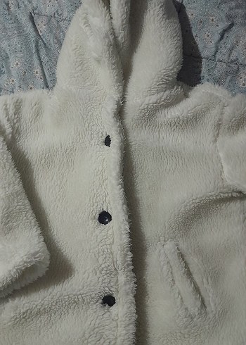 Düğmeli Beyaz peluş mont - Görsel 5
