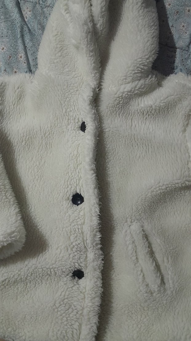 Düğmeli Beyaz peluş mont - Görsel 4