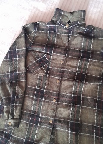 Düğmeli, uzun kollu, gevşek kesim kadın gömlek - Görsel 2