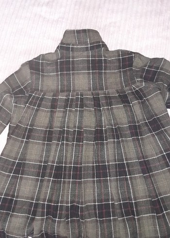 Düğmeli, uzun kollu, gevşek kesim kadın gömlek - Görsel 3