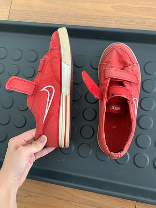 Nike Nike kırmızı ayakkabı. 