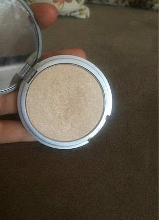 The balm mary lou manizer