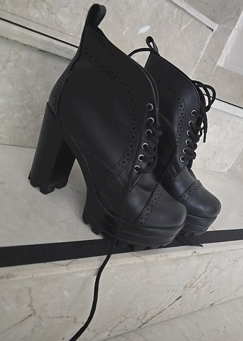 Siyah Deri Bağcıklı Gotik Topuklu Bot