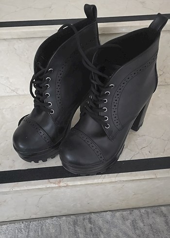Siyah Deri Bağcıklı Gotik Topuklu Bot
