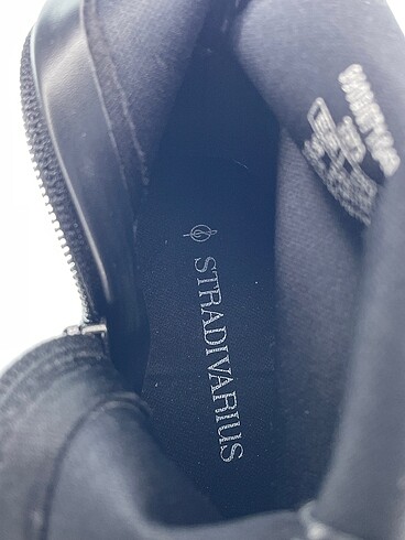 38 Beden siyah Renk Stradivarius Bot %70 İndirimli.