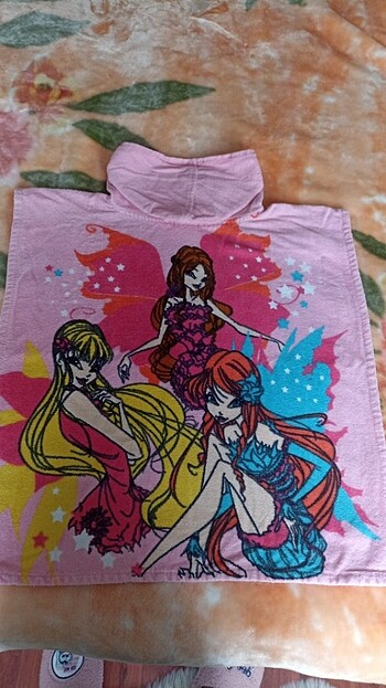 3 Yaş Beden pembe Renk Winx desenli kolsuz kapşonlu kız çocuk panço bornoz .