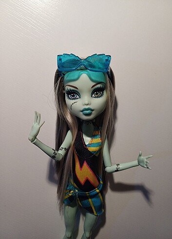  Monster High Frankie Gloom Beach