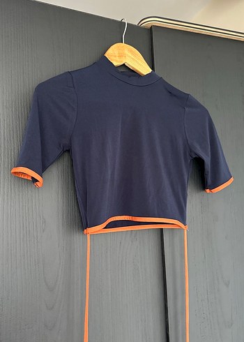 Kısa Kollu Yüksek Yaka Kemerli Crop Top