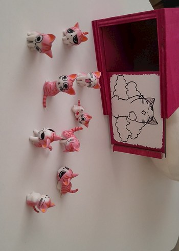 Pembe Kedi Yastığı ve Kedi figürleri