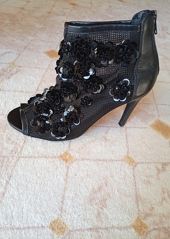 Siyah Çiçekli Tokalı Yüksek Topuklu Kadın Ayakkabı - Görsel 2