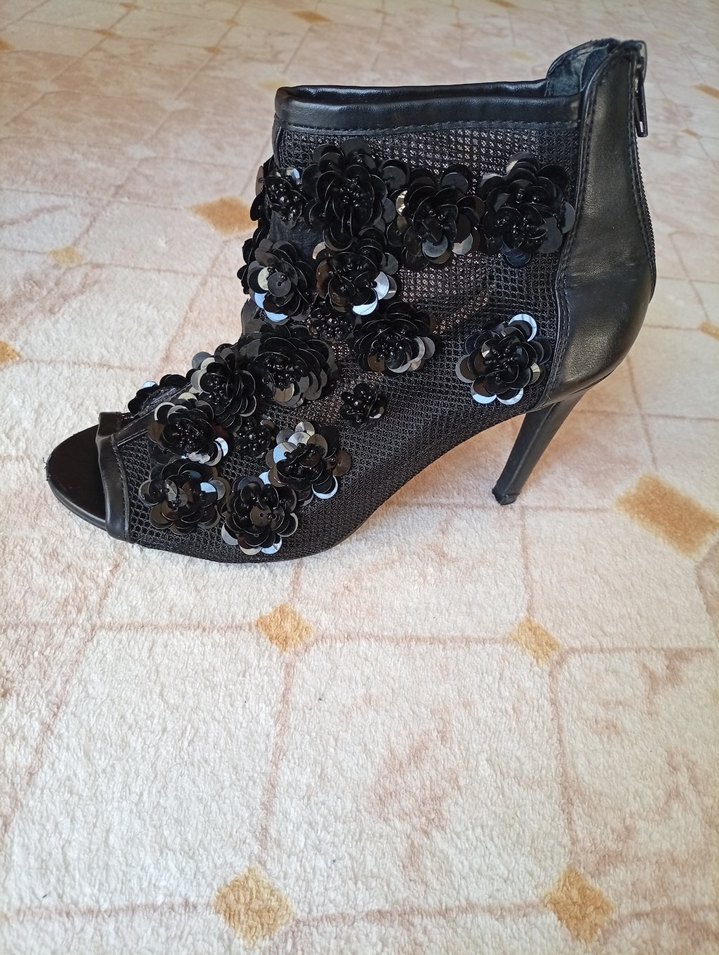 Siyah Çiçekli Tokalı Yüksek Topuklu Kadın Ayakkabı - Görsel 2