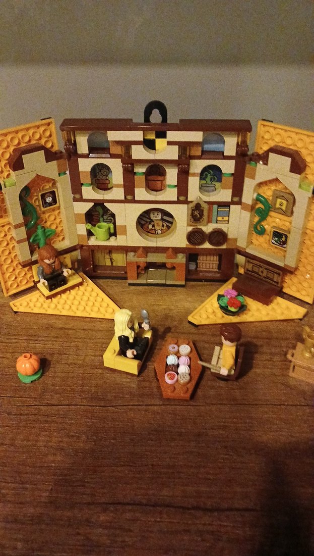 Sarı ve Siyah Lego Kitap Kapağı - Görsel 3