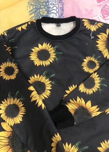 Siyah Üzerine Ayçiçeği Desenli Kadın Sweatshirt