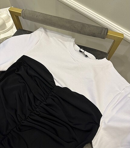 universal Beden Twist model tshirt