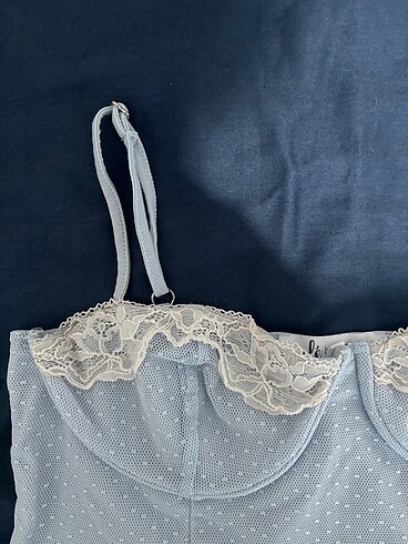 Bershka dantel detaylı crop