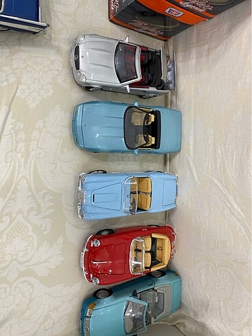  Beden 1/18 Ölçek arabalar tane 2.500 TL