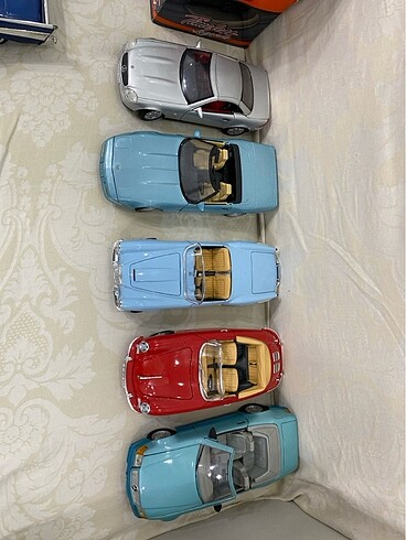  1/18 Ölçek arabalar tane 2.500 TL