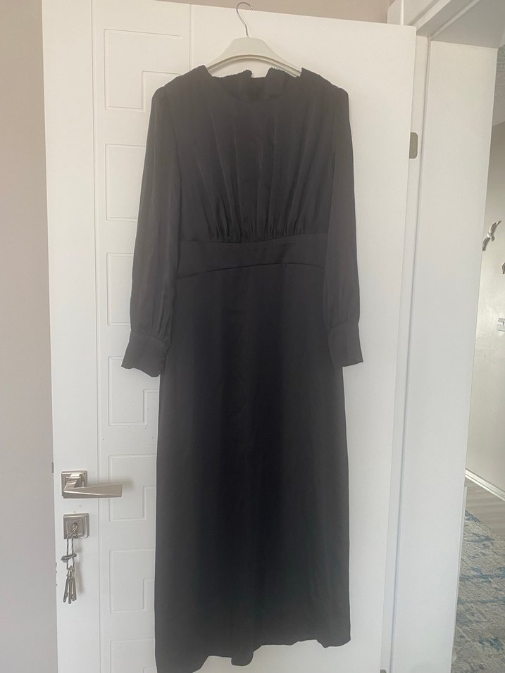 Uzun Siyah Saten Kemerli Elbise - Görsel 2