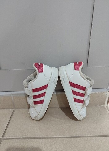 26 Beden beyaz Renk Adidas çocuk ayakkabı