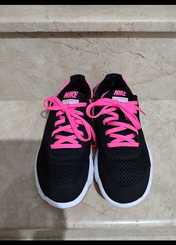36 Beden siyah Renk Orjinal Nike spor ayakkabı