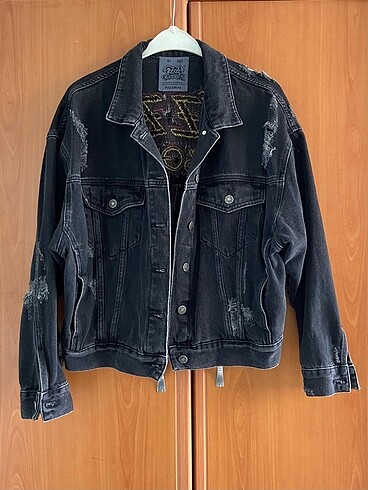 Pull and Bear Arkası nakış detaylı kot ceket