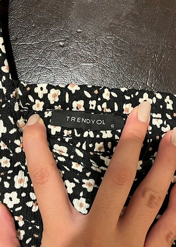 Çiçek Desenli V Yaka Kısa Kollu Bluz - Görsel 4