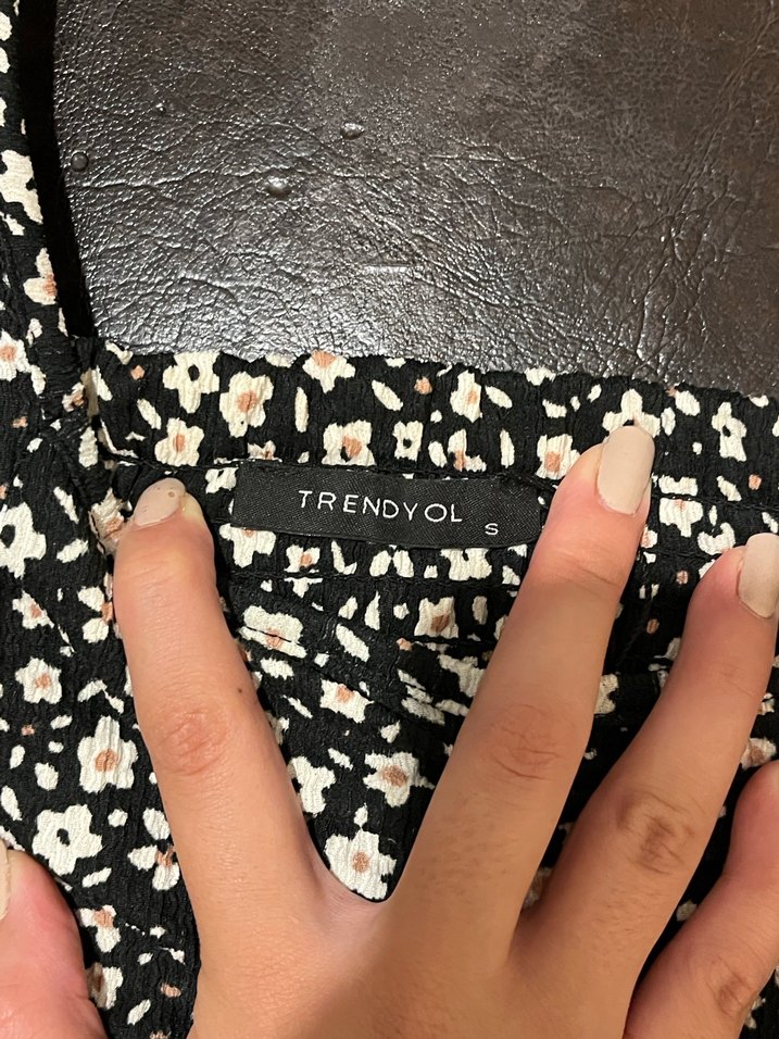 Çiçek Desenli V Yaka Kısa Kollu Bluz - Görsel 4